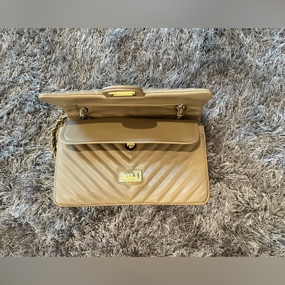 Gently worn IG:Lilly’s Kloset - Picture 3 of 3